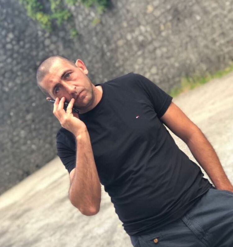  38470581  Gugi, 52 ,    