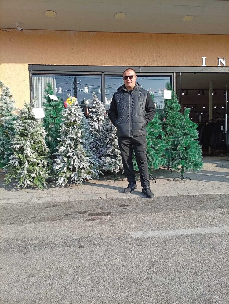  54696111  Dato, 40 ,    