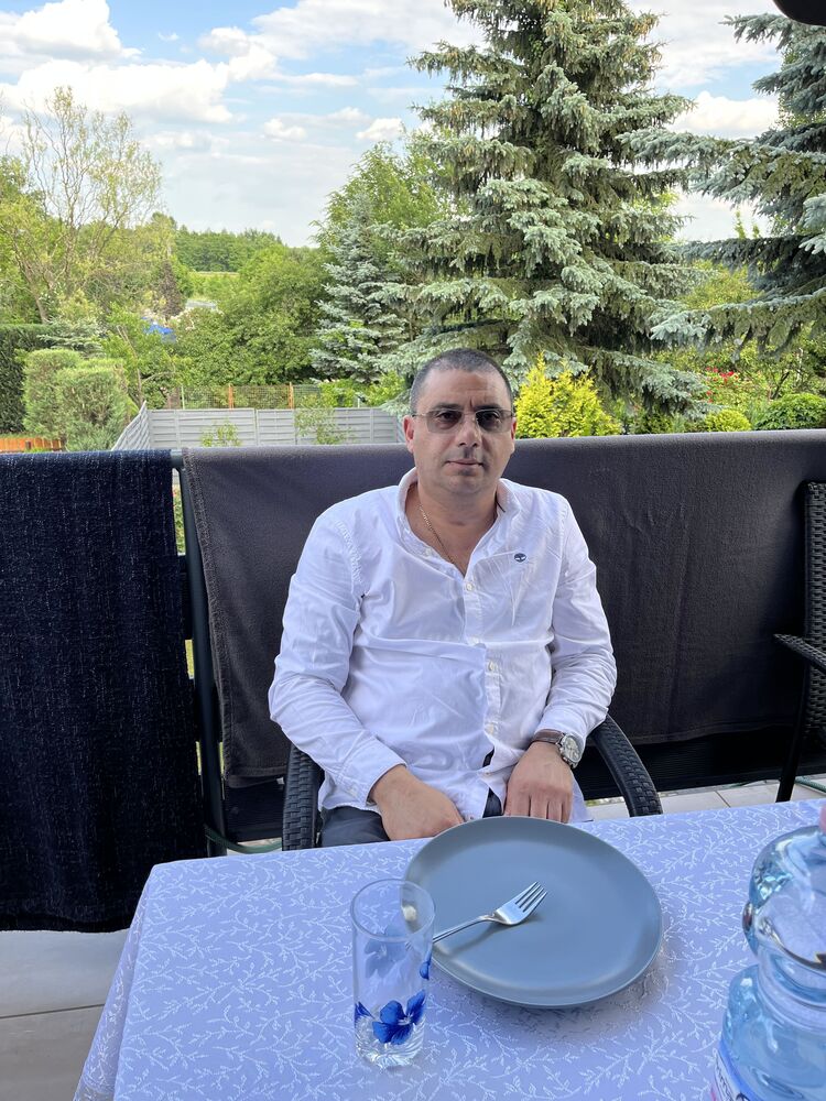  29535391  Hovik, 54 ,    