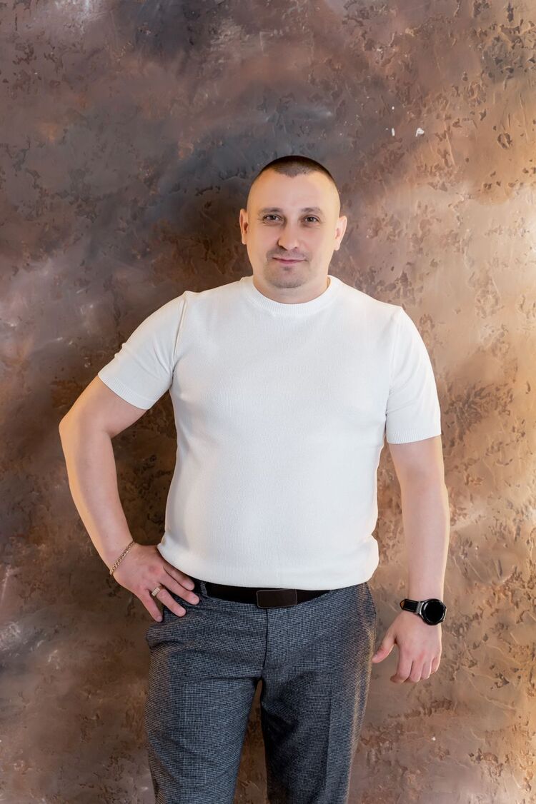  36015161  Konstantin, 41 ,    