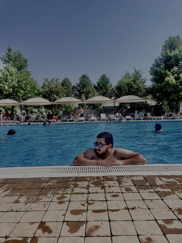  27404901  Erik, 24 ,    