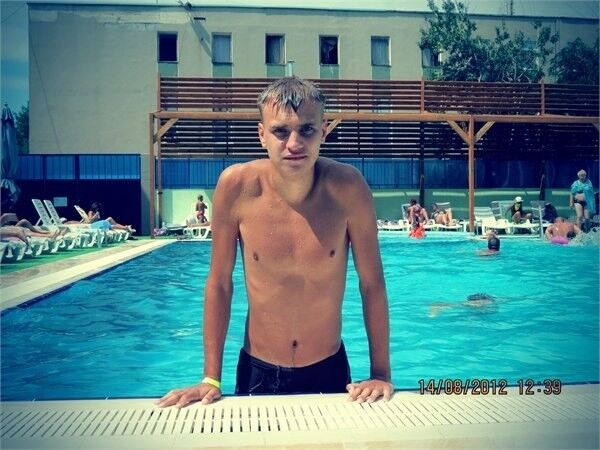  8449561  Denis, 33 ,    