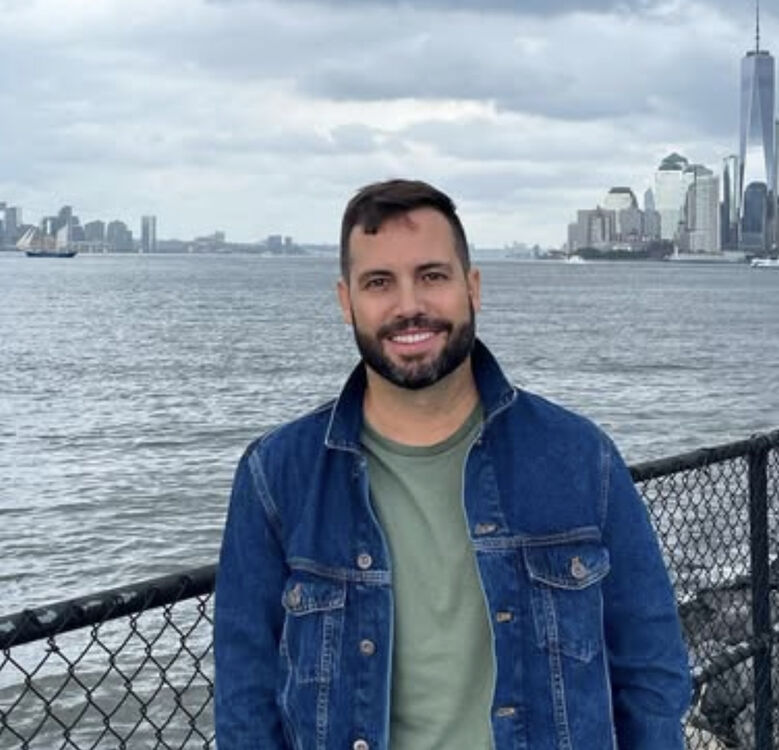  51572051  Luke, 50 ,    -