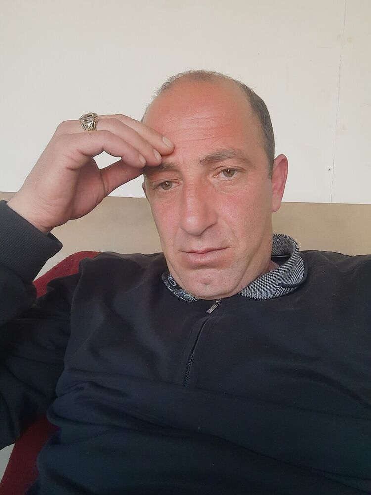  22412891  Artur, 43 ,    