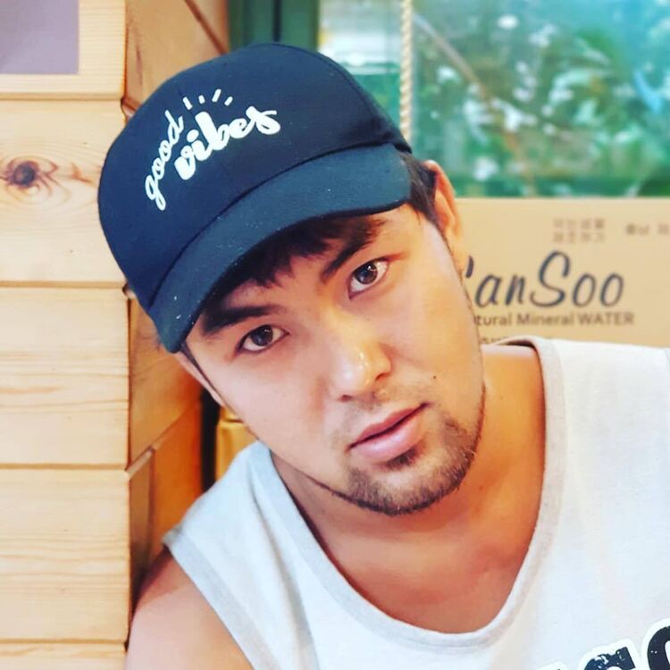  22648791  Ruslan, 32 ,    