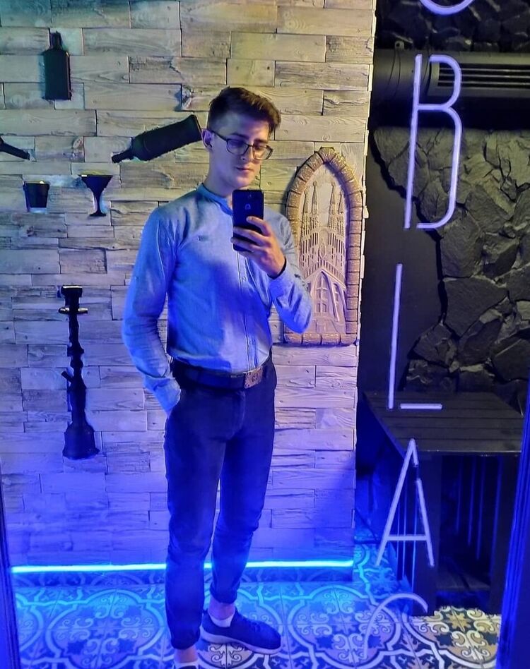  22353581  Viktor, 25 ,    