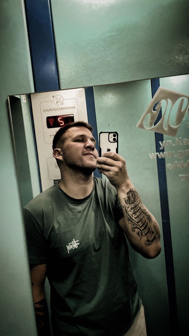  53001011  Alexei, 27 ,    