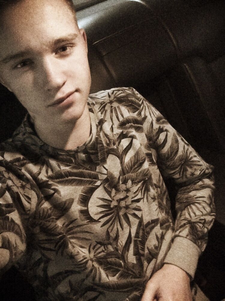  8737061  Dominik, 28 ,    