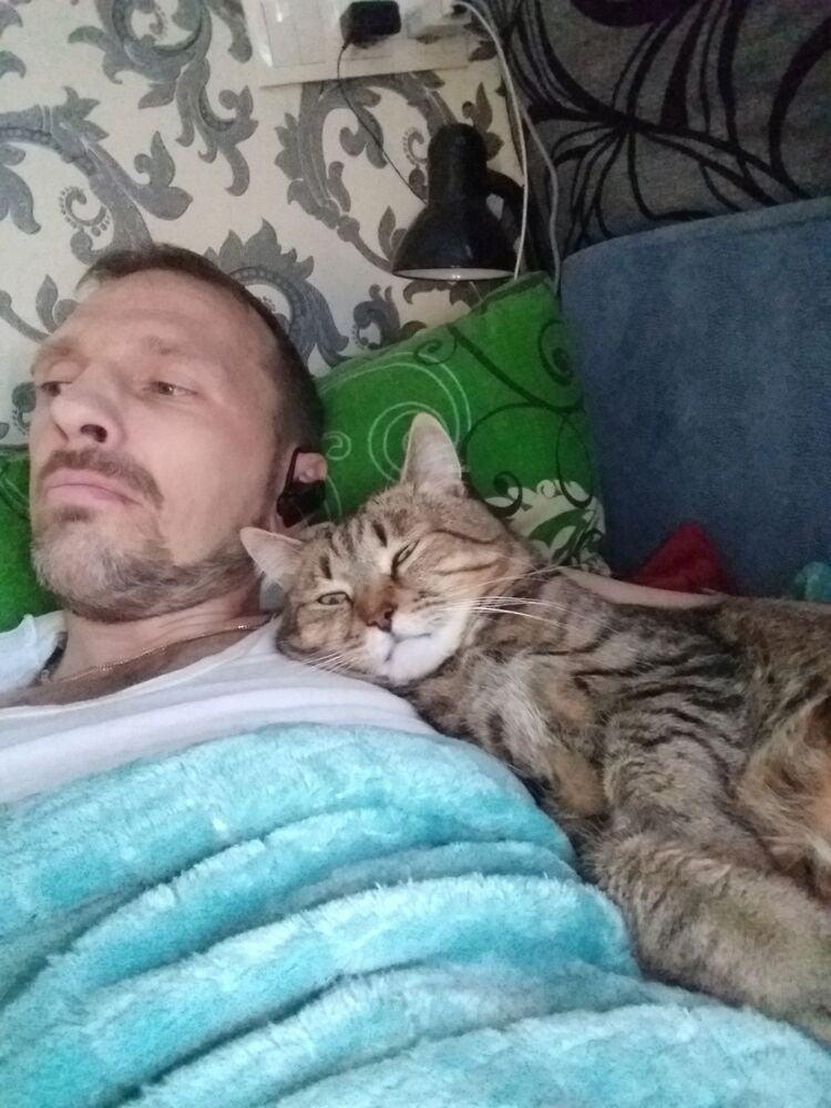  19897221  Viktor, 44 ,    