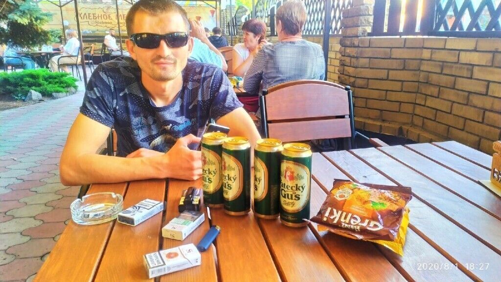  21359791  Viktor, 32 ,    