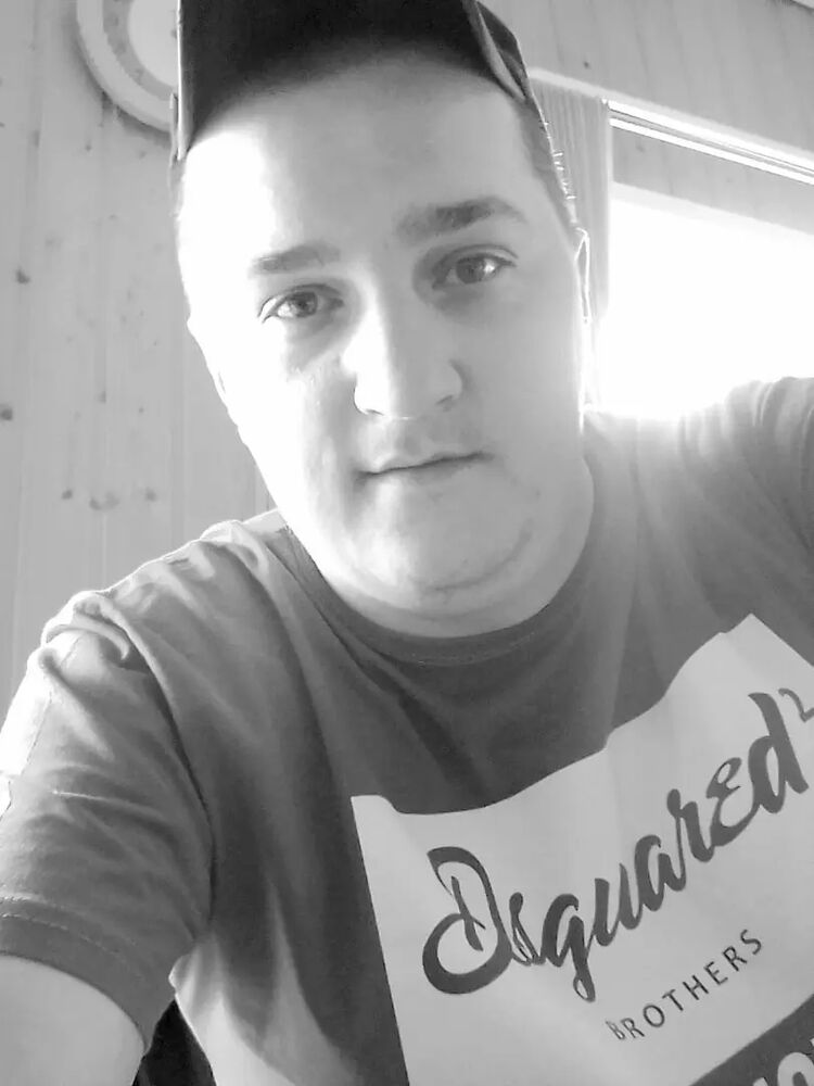  28511221  Artyom, 34 ,    