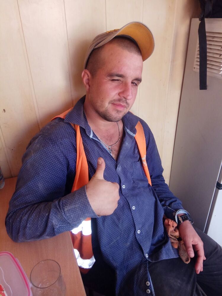  24134651  Vlad, 33 ,     