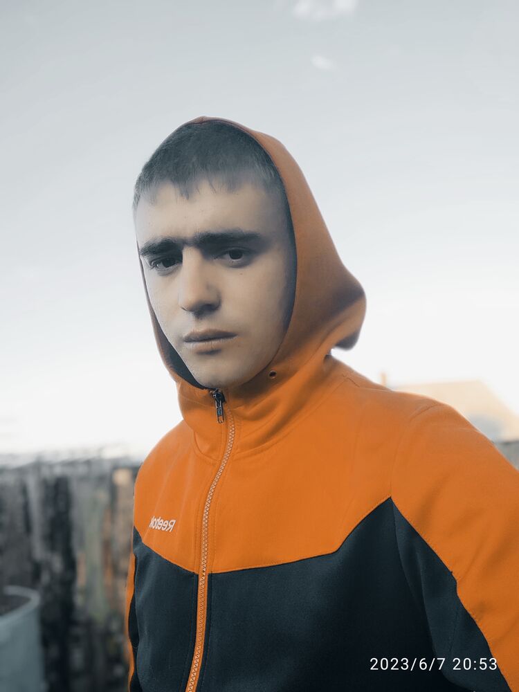  35072951  Denis, 27 ,    