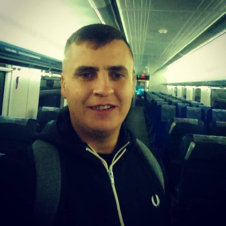  23037381  Viktor, 31 ,    