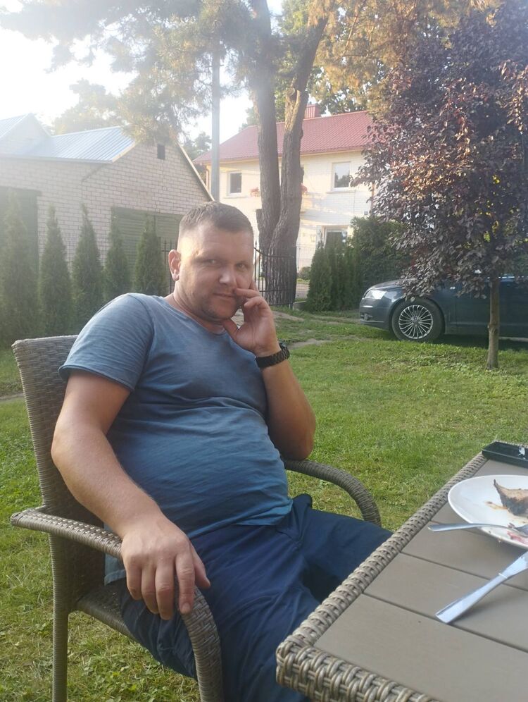  ,   Nik, 37 ,   ,   