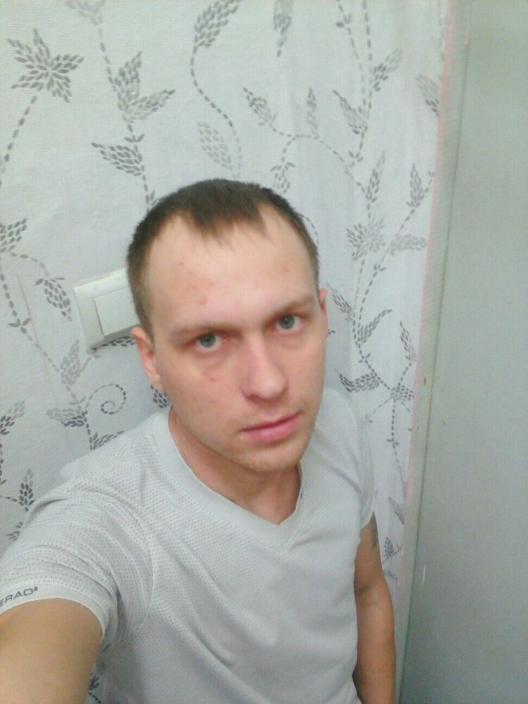  43230571  Viktor, 32 ,    