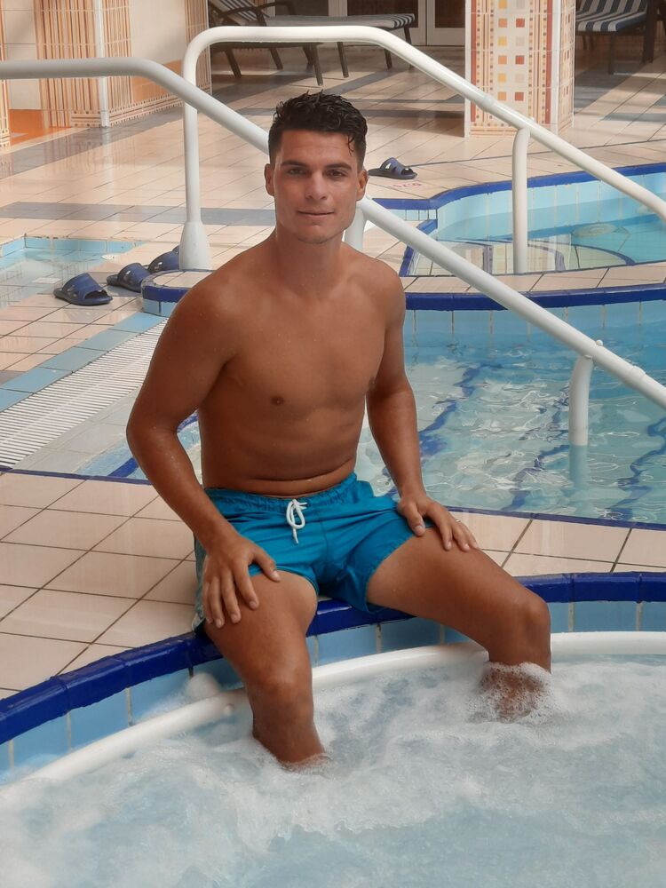  31177921  Massoud, 30 ,    