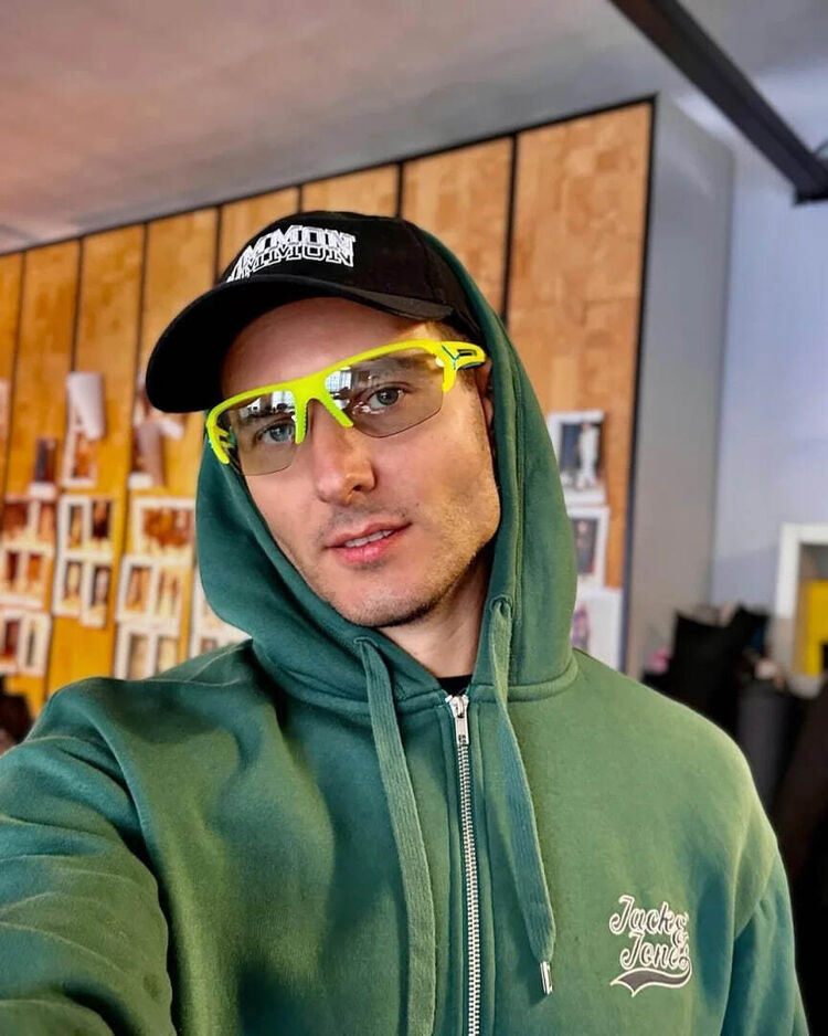  53770021  Mkrtich, 38 ,    