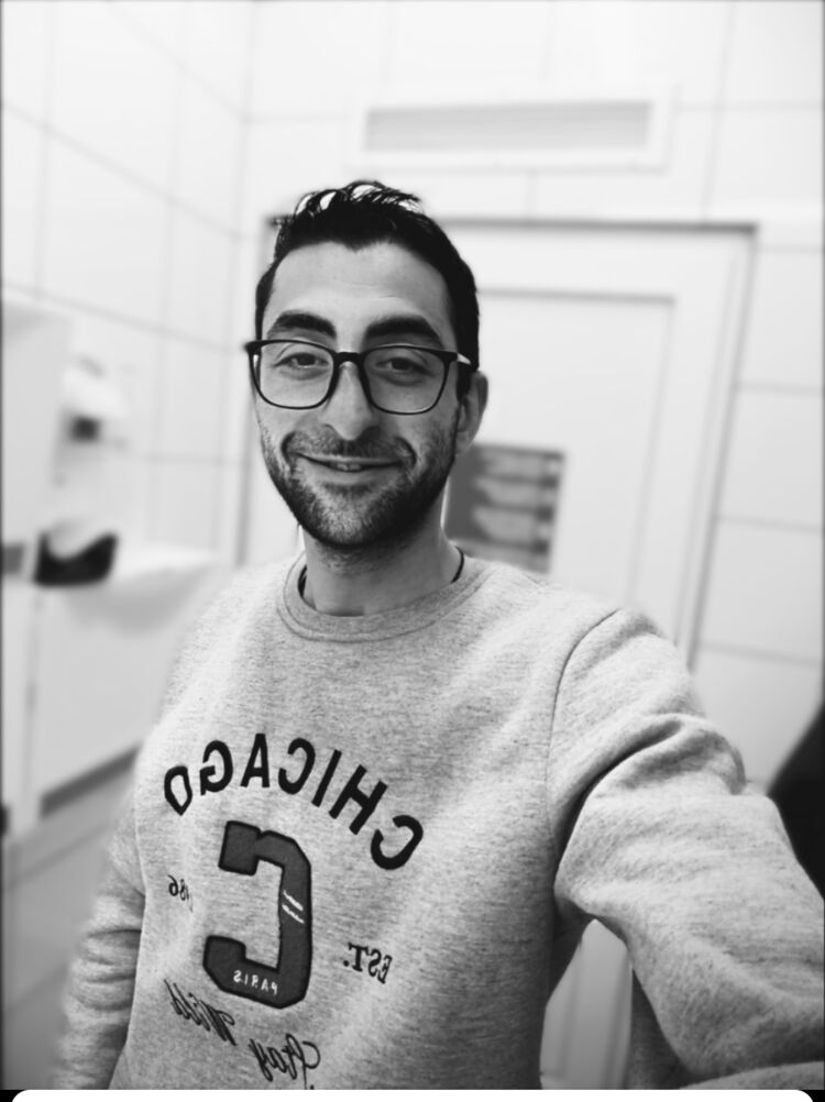  43374691  Nikolas, 27 ,    