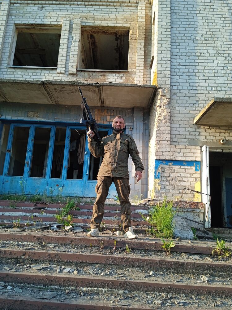  39610831  Maks, 42 ,    