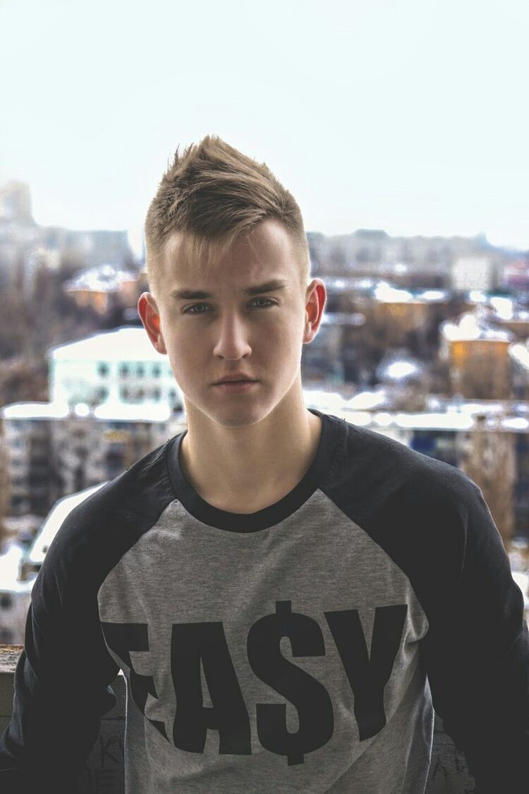  10779331  Artem, 26 ,    
