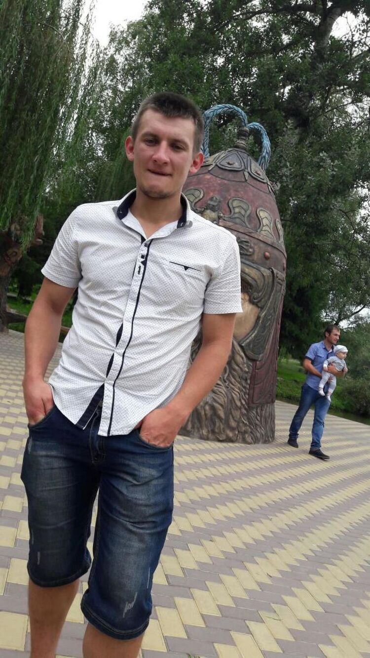  ,   Viktor, 35 ,   