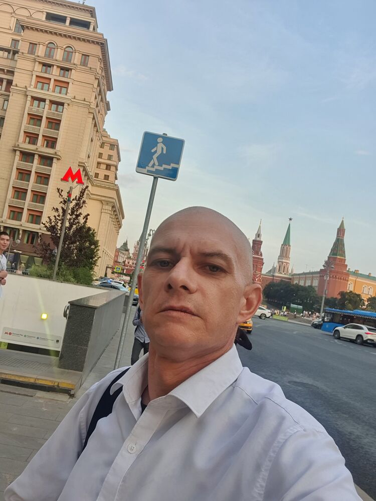  48446381  Sergei, 47 ,    
