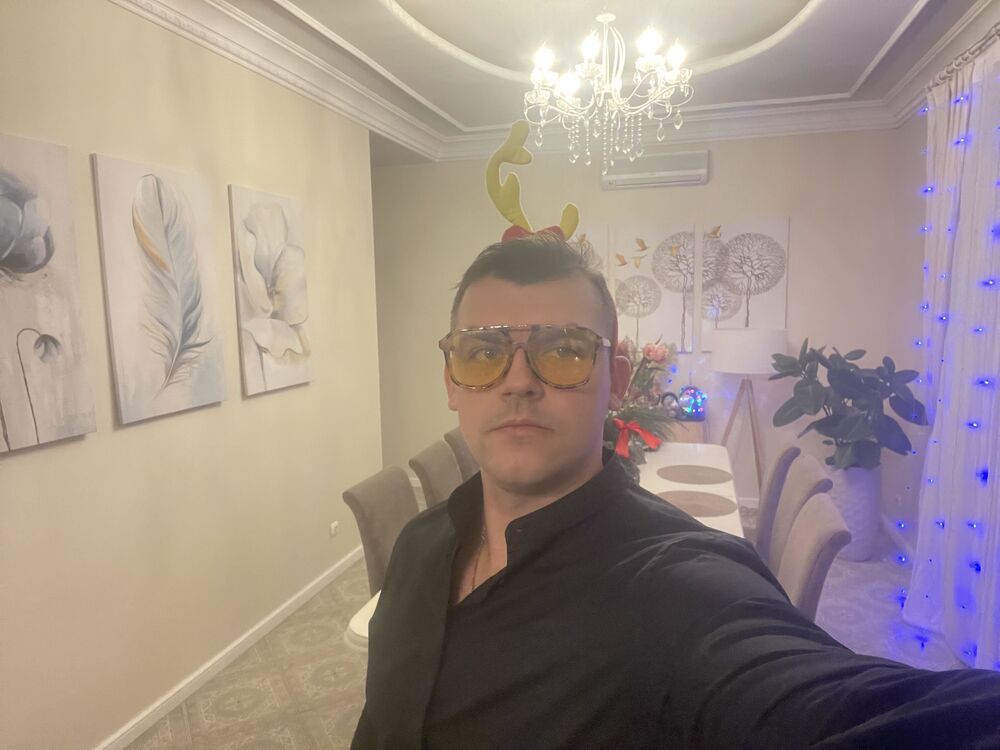  52156001  Igor, 36 ,    