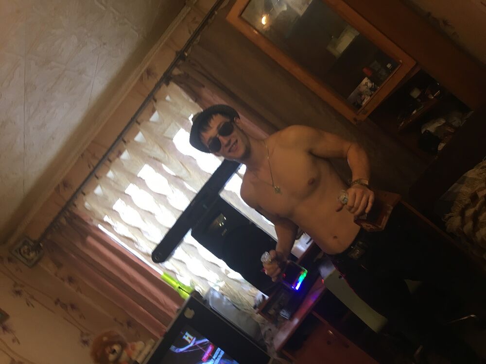  ,   Viktor, 27 ,  