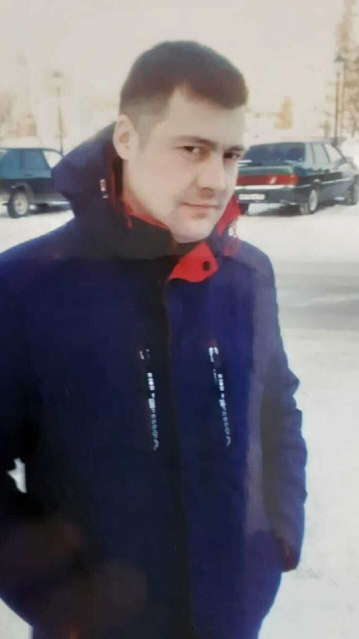  48528911  ARTUR, 41 ,    