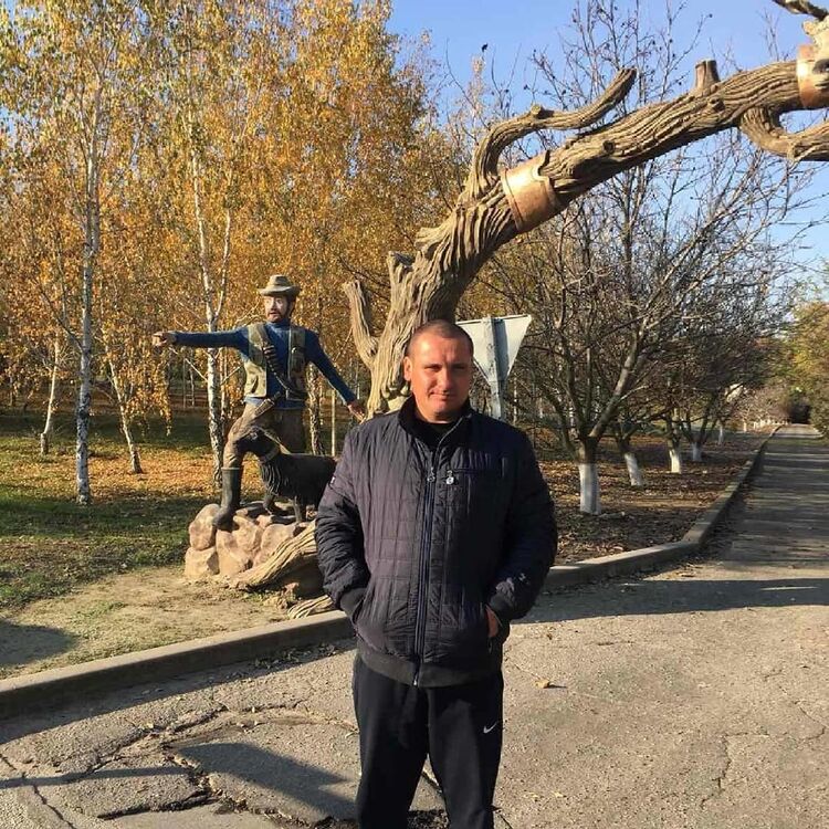  ,   Viktor, 40 ,   