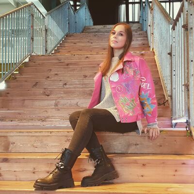  -,   Veronika, 30 ,   ,   