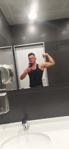  ,   Artur, 28 ,     , c 