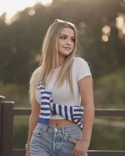  ,   Amina, 22 ,   c 
