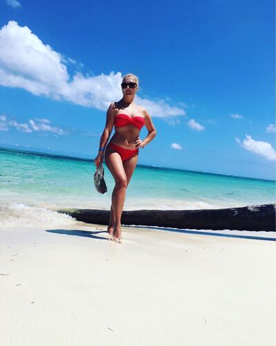  ,   Elena, 42 ,   c 
