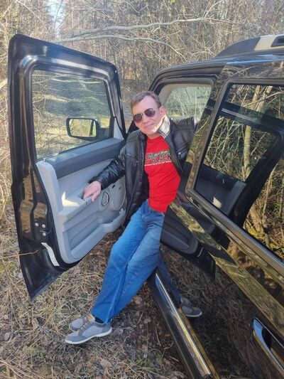  ,   Leon, 49 ,   ,   