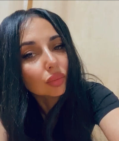  ,   Mia, 32 ,   ,   