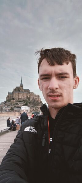  Saint-Germain-en-Laye,   Maksim, 18 ,   ,   