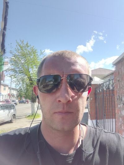  ,   Artyom, 32 ,   ,   