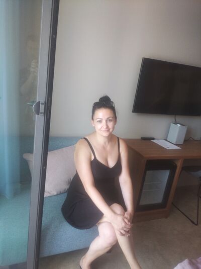  ,   Elena, 43 ,   c 