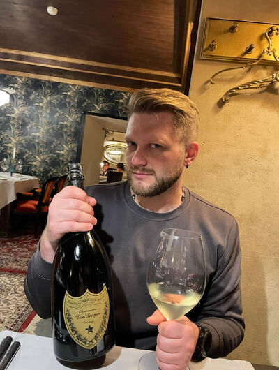  ,   Viktor, 38 ,   ,   