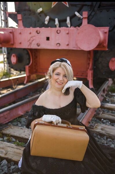  ,   Elena, 42 ,   c , 