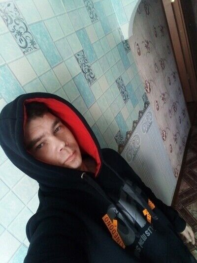  22498431  Viktor, 33 ,    