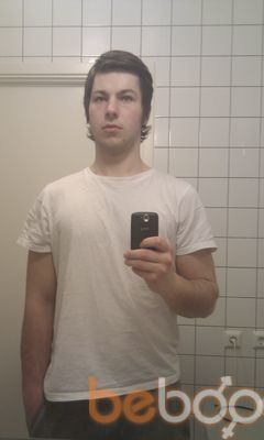  ,   Karolis, 32 ,   
