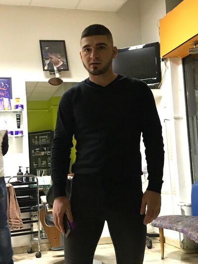  ,   Valentin, 32 ,   