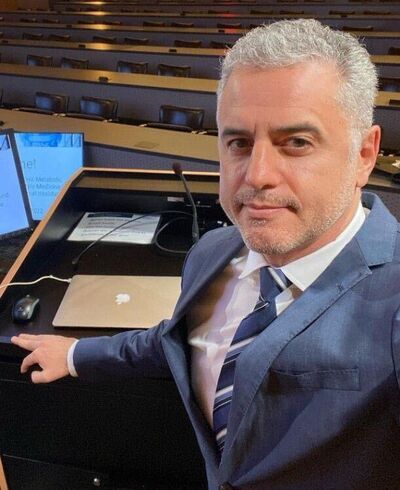  ,   Garth Davis, 60 ,   ,   , c 