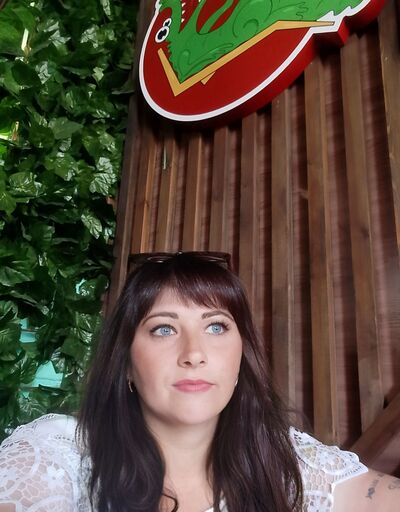  ,   LA Reina, 38 ,  