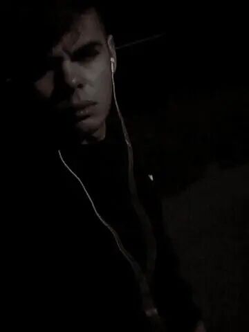  30670331  Roman, 27 ,    