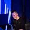  ,  Dj, 19